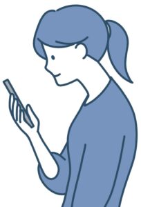 スマホでSNSを見る女性