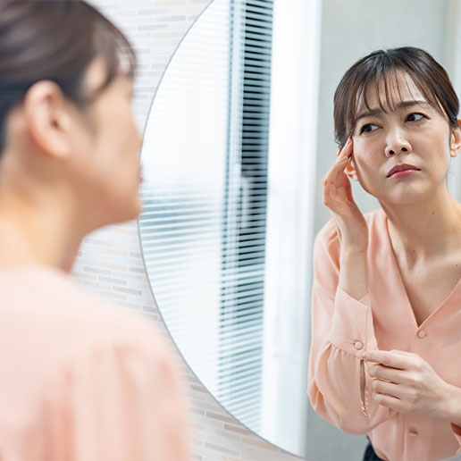 肌のシミ、くすみ、目元のクマが気になる女性